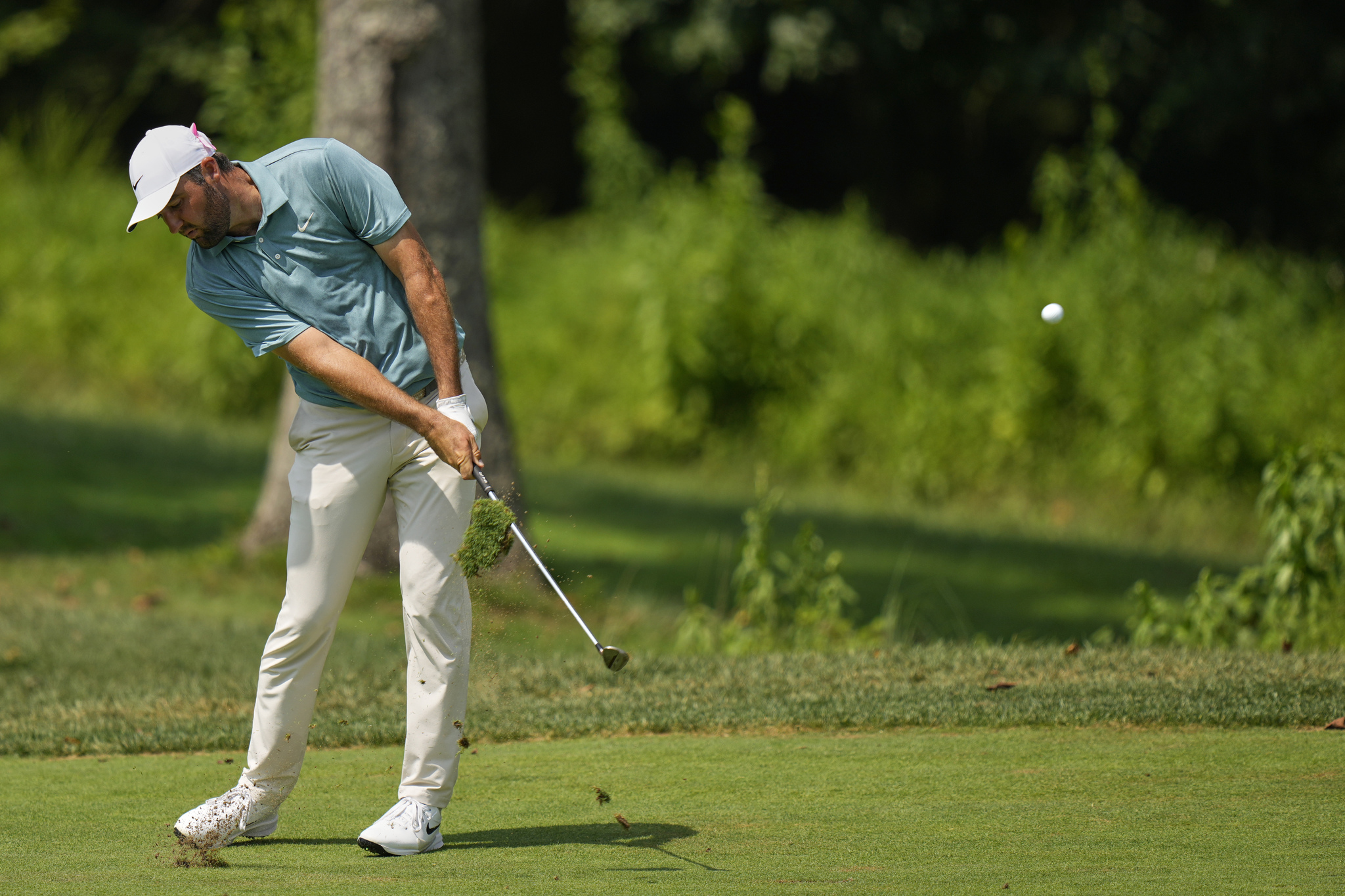 Scottie Scheffler hit an astonishing shot on the 17th hole on his way to winning the BMW Championship in Owings Mills, Maryland. (AP Photo/Stephanie Scarbrough)
